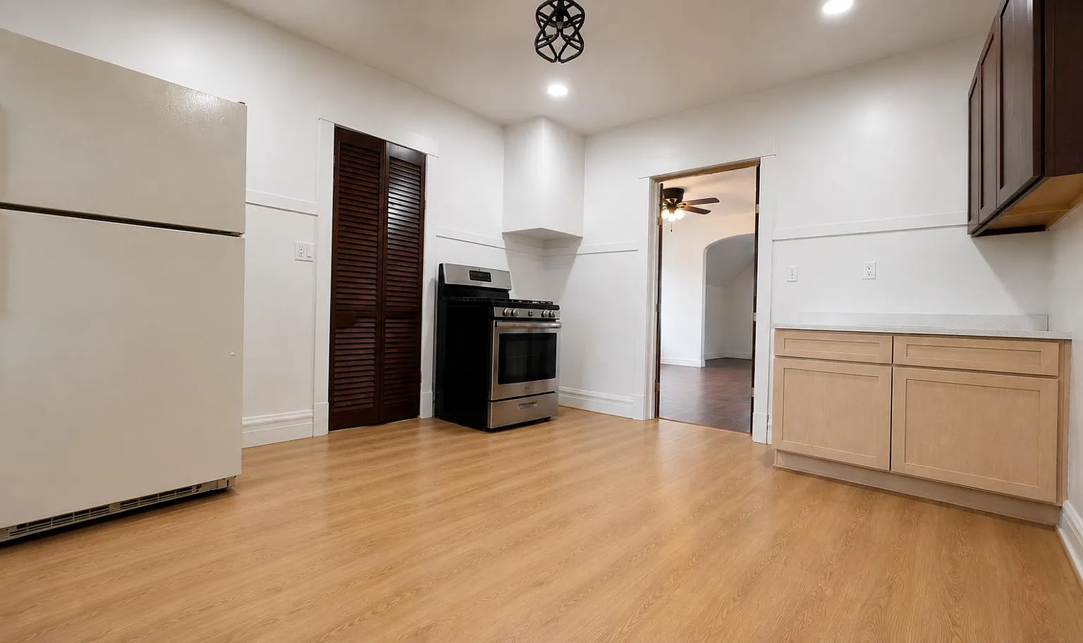 1 bed, 1000 sqft, $1,595 — Photo 2