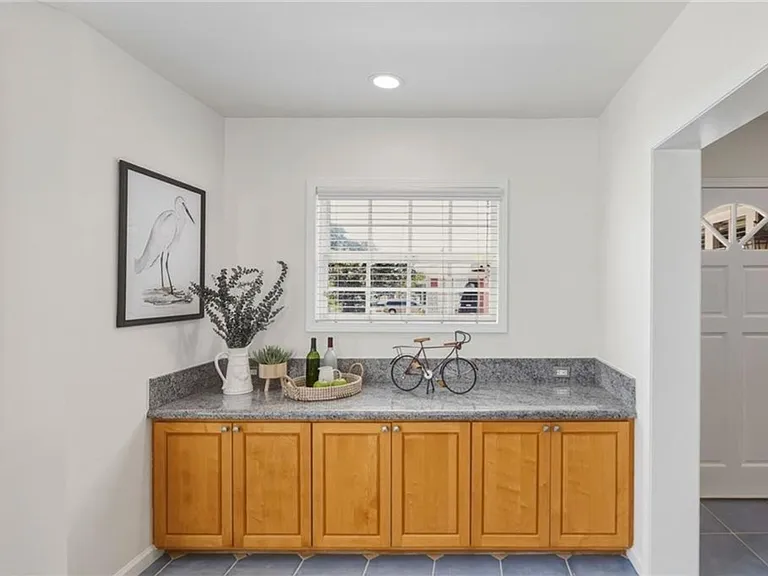 2611 Alvord Ln — Photo 5
