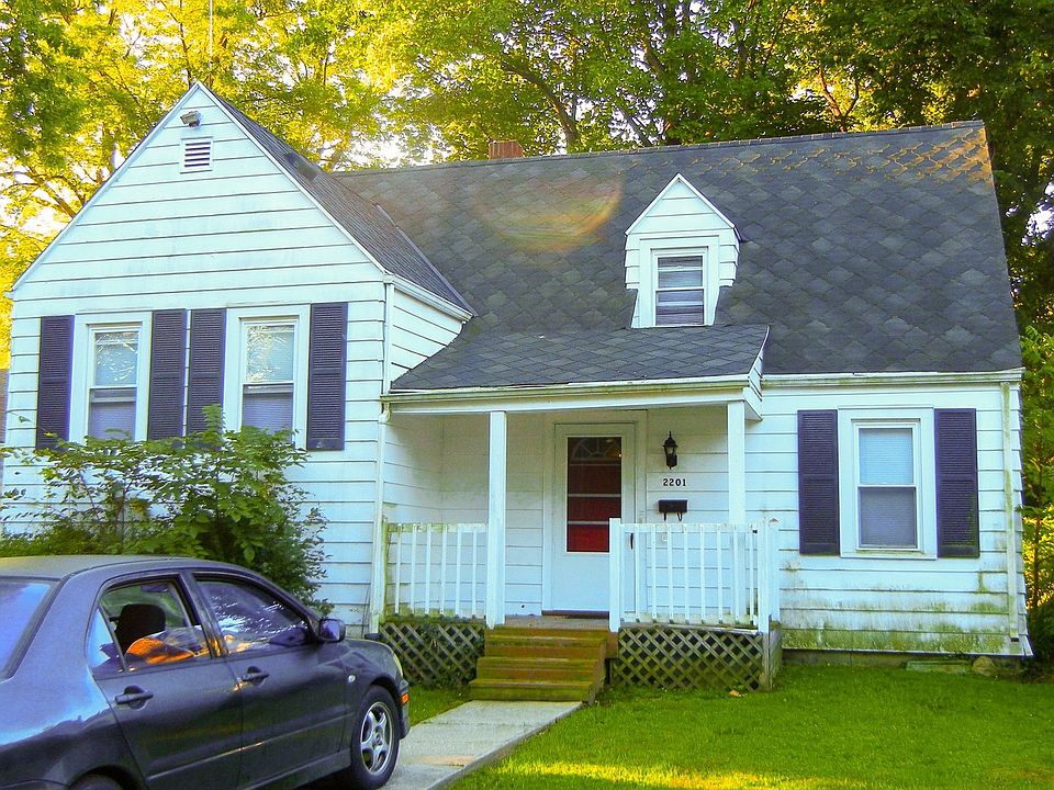 1st image of 2201 W Parkway Dr