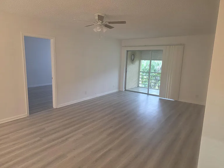 959 SE 2nd Ave #204 — Photo 23
