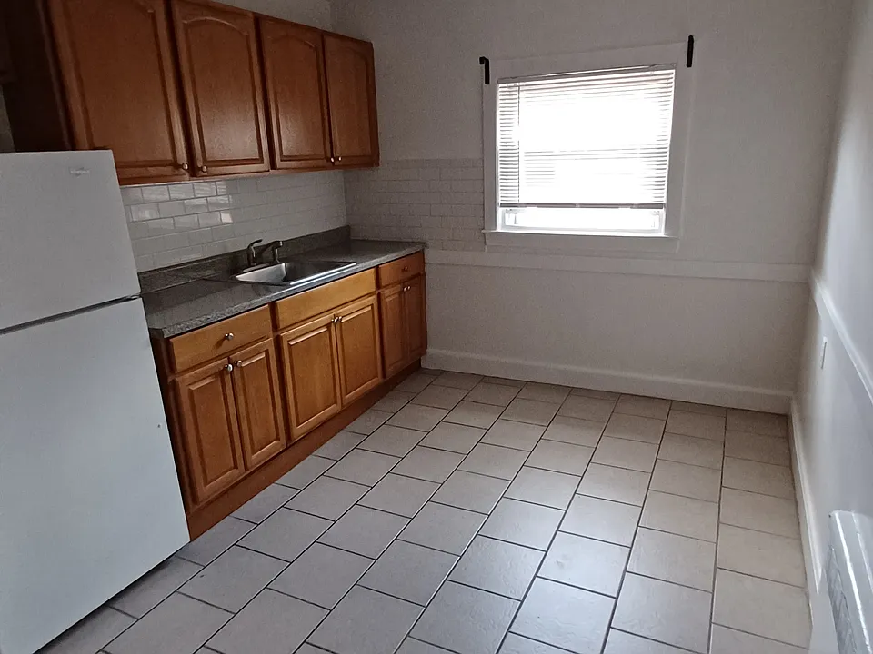 27 Beechcroft St #3