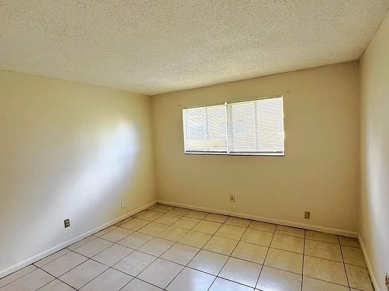933 W Jasmine Dr — Photo 9