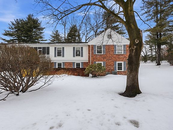 3rd image of 20 Jamestown Dr APT B