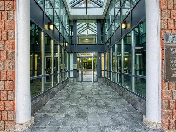 17 King St E #502, Hamilton, ON L9H 1B7