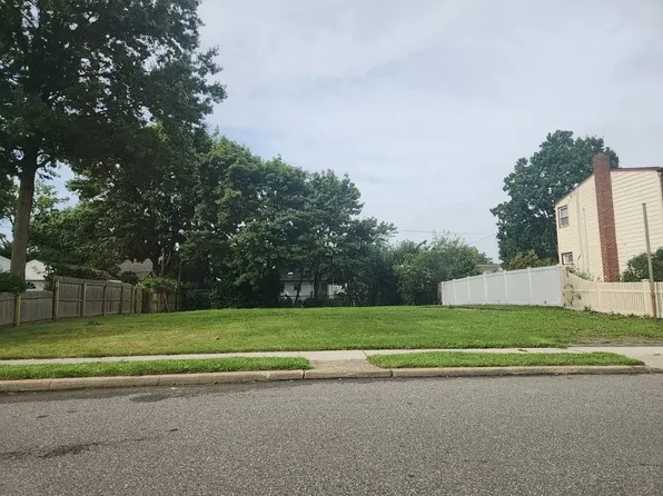 3982 Kingsberry Rd, Seaford, NY 11783