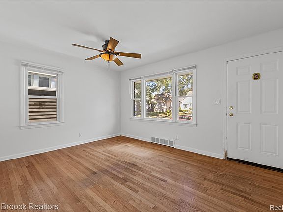3rd image of 450 E Maplehurst St