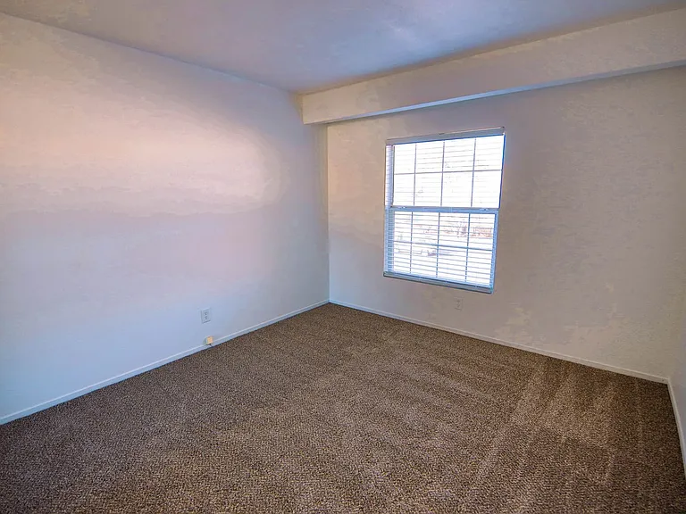 8023 W Rochelle Ave — Photo 14