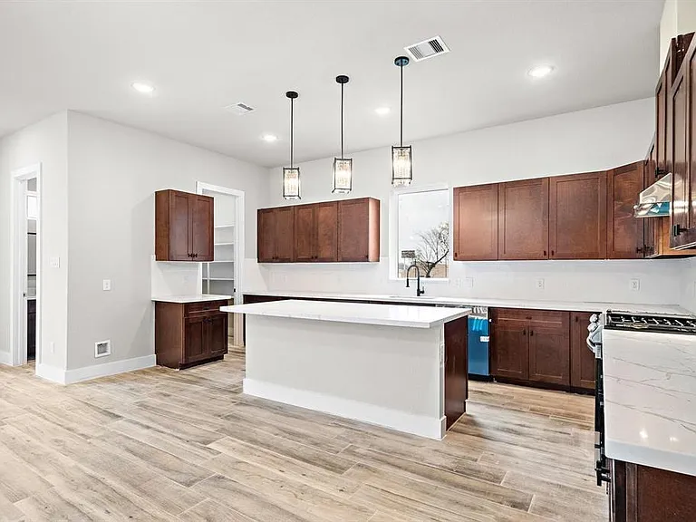 228 W 28th St — Photo 14