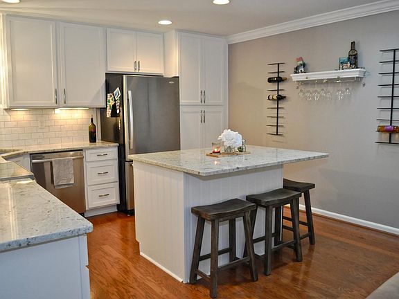 Kitchen island comfortably seats 4