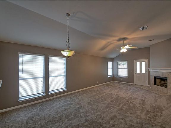 5th image of 835 Lone Star Dr