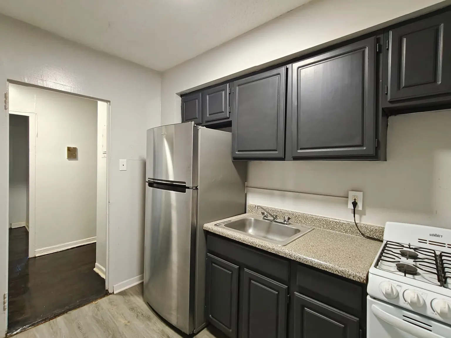 Beautiful Apartment Available Now! — Photo 2