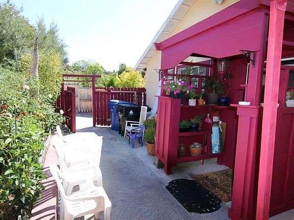 2nd image of 3241 Chadwick Dr