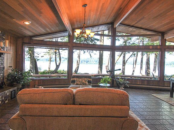 3rd image of 537 E Pointes Dr W