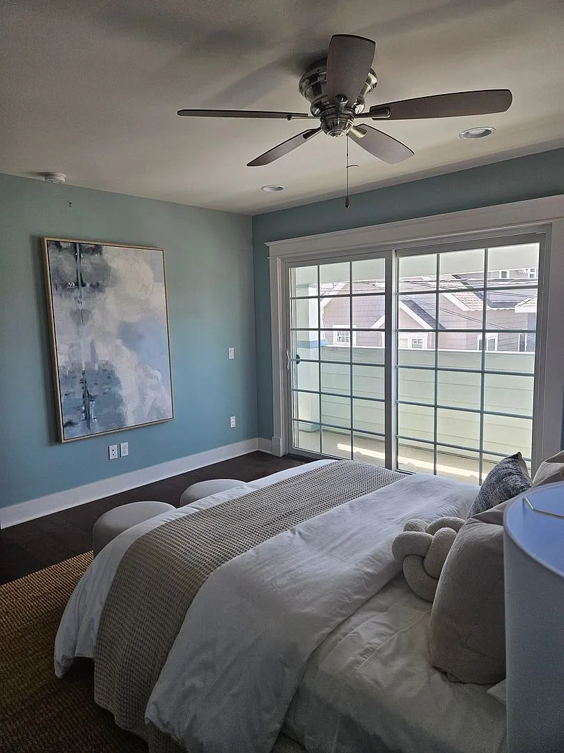 3 Bedroom Plus Home with Roof Top Deck — Photo 3