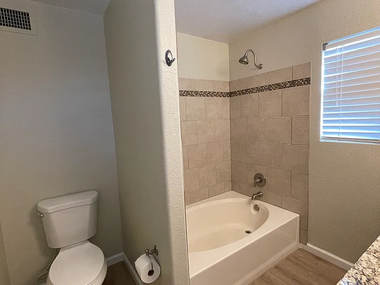 742 N Slate St — Photo 17