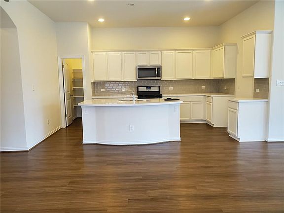 4th image of 201 Firethorn Dr