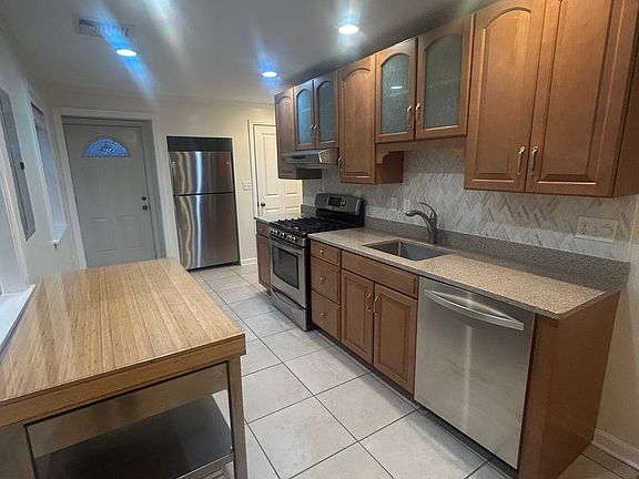 2nd image of 36 Hunting St #2