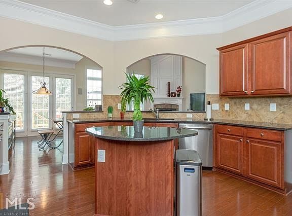 4th image of 2252 Fort Dr SE