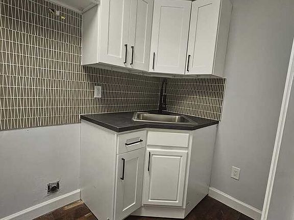 4th image of 157 Linden St