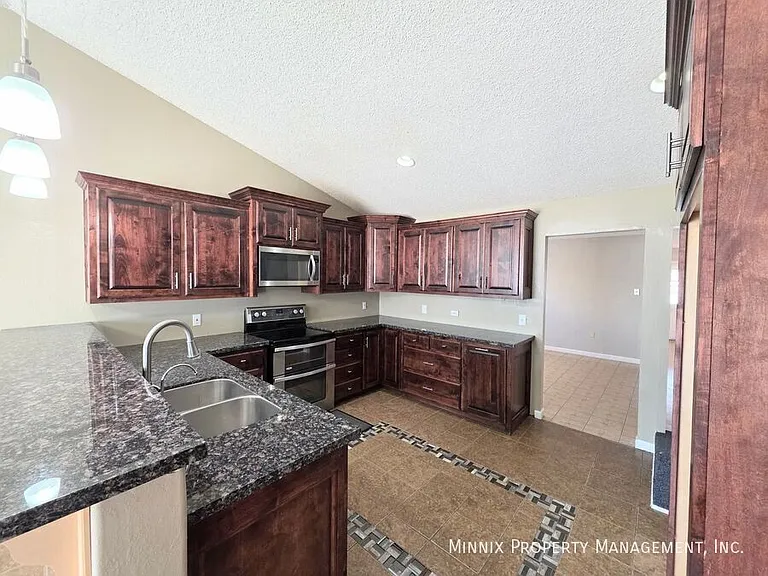 1325 E Cowden Ave — Photo 7
