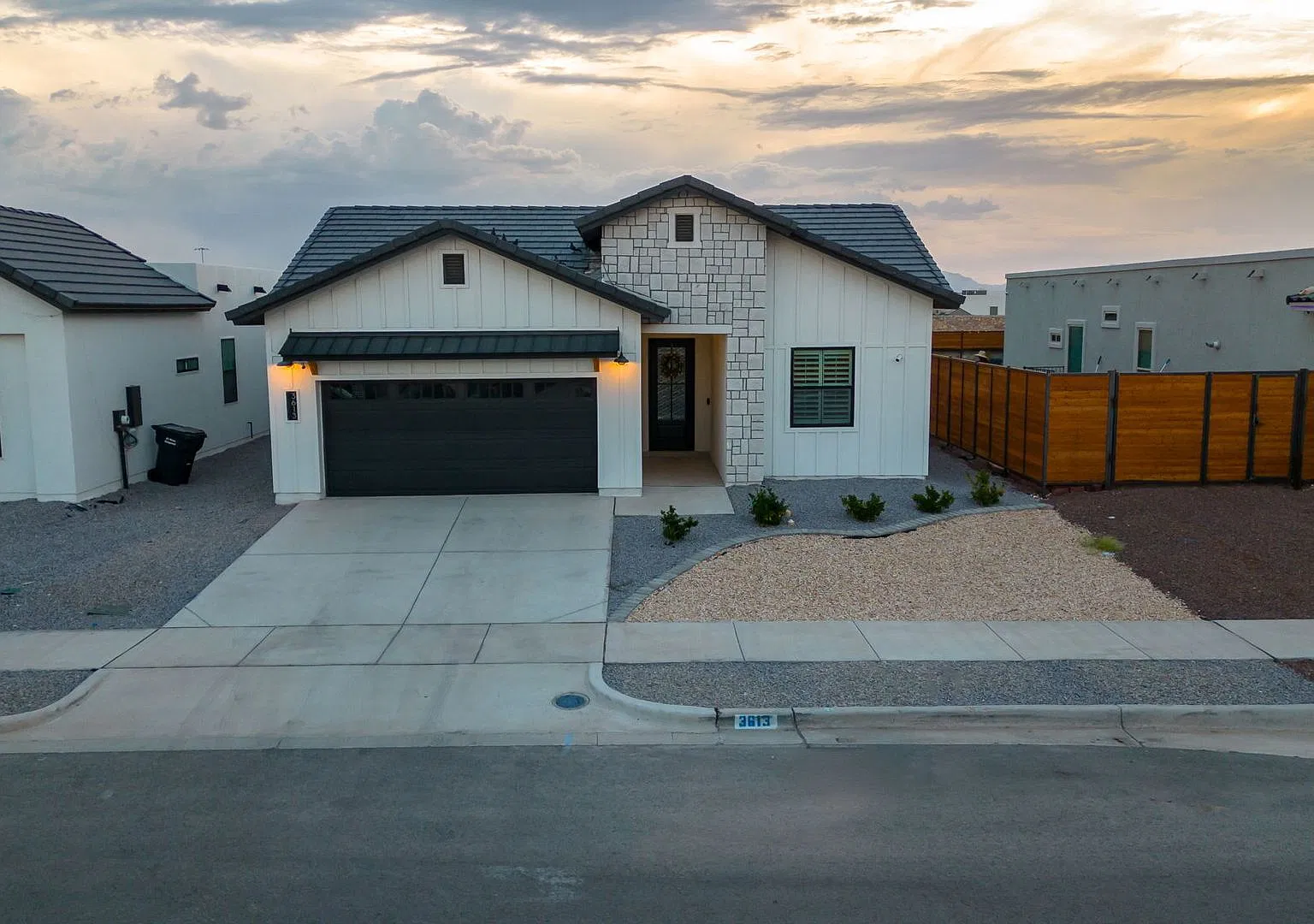Beautifully finished, like-new home — Photo 2