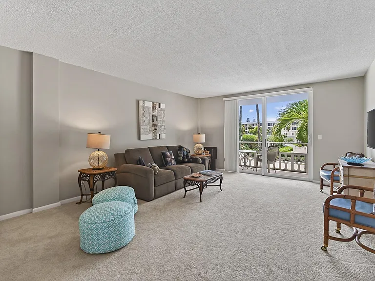 139 Sunrise Ave — Photo 2