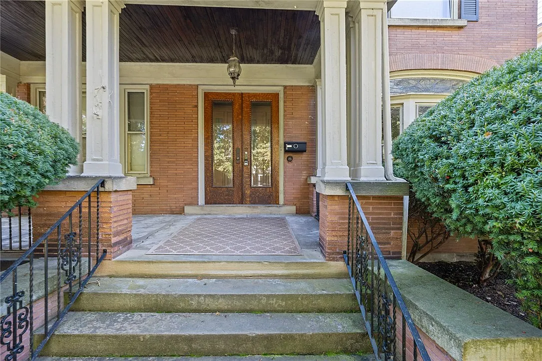 3 bed, 2.5 bath, 4299 sqft, $3,000 — Photo 2