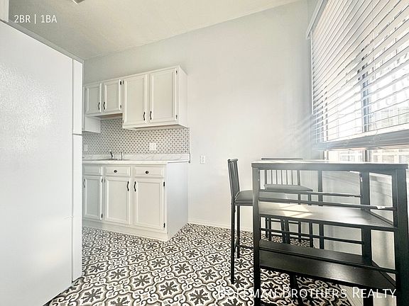 4th image of 402 N Genesee Ave #2