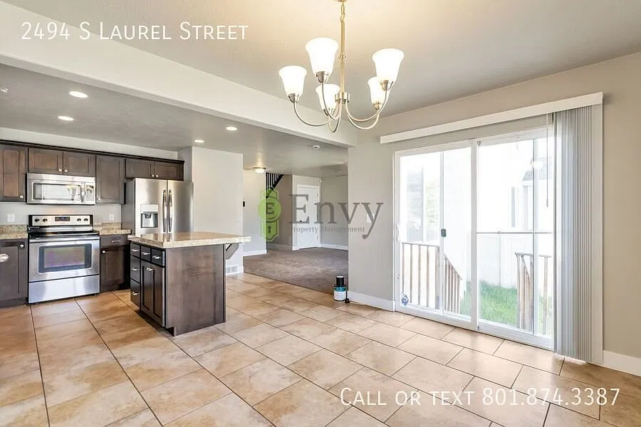 Stunning 5 bedroom - 4 bathroom Pet Friendly Home in Great West Haven! Available on Nov 5th! — Photo 4