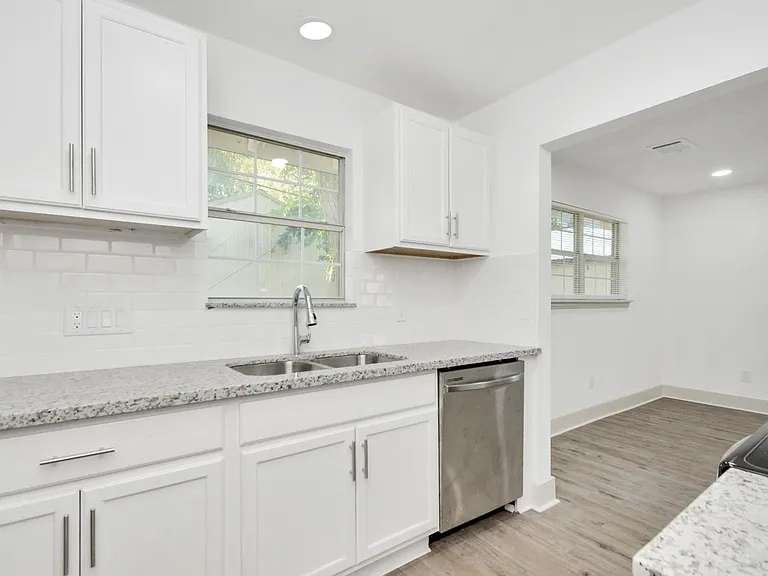 1501 Maiden Ln — Photo 11