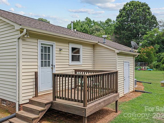 3rd image of 108 Cedar Cir