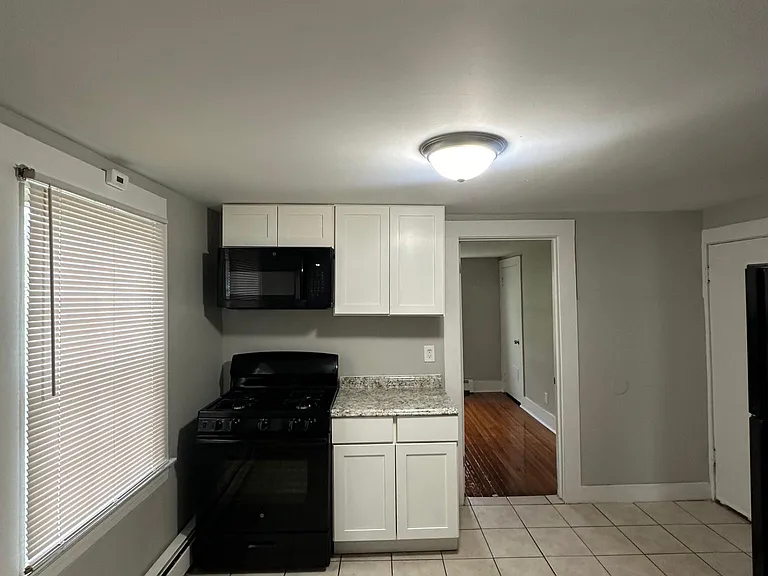 18 Maple St — Photo 6