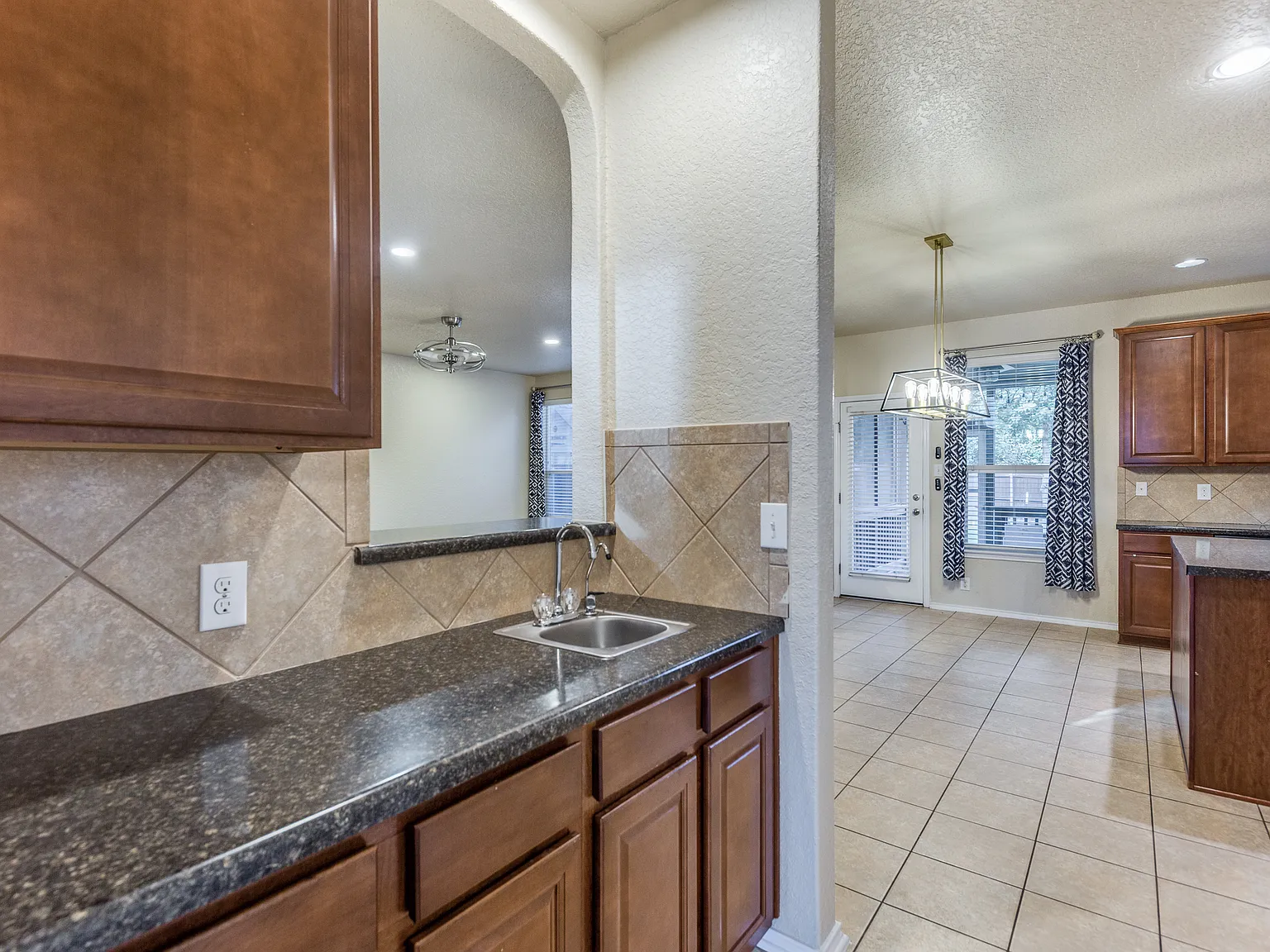 5 bed, 3224 sqft, $2,600 — Photo 4