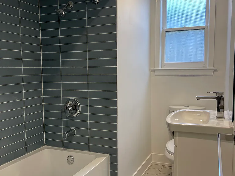 2566 Lake Shore Blvd W — Photo 5