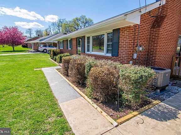 5th image of 912 E Stonewall Dr