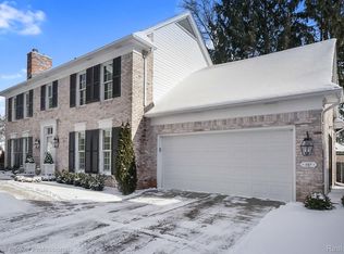 937 Lochmoor Pl, Grosse Pointe, MI