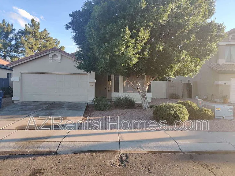 493 E Cantebria Dr — Photo 2