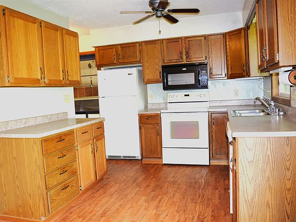 4th image of 704 E Maple St