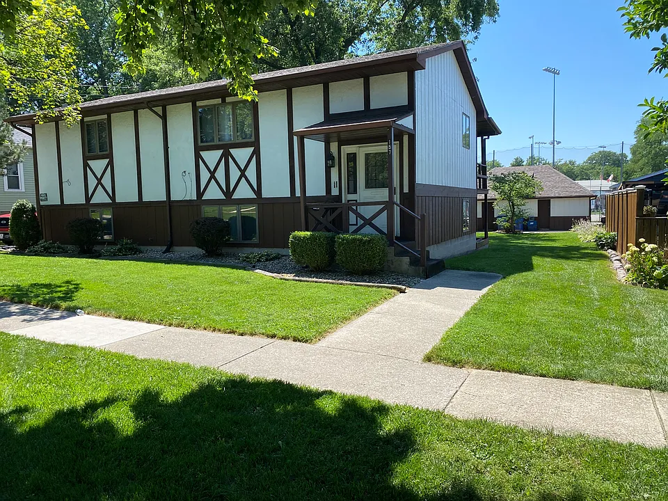157 N West St