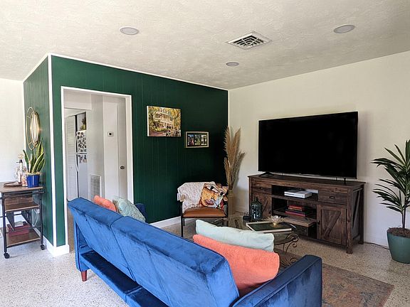 2nd image of 2850 W Tamiami Cir