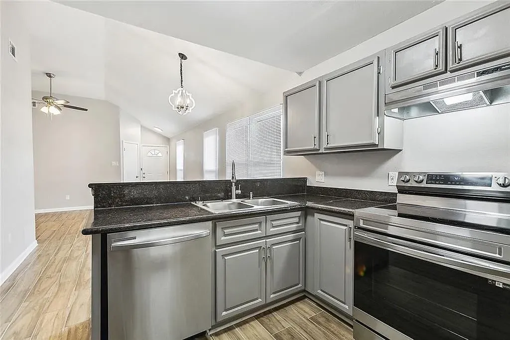 4 bed, 1250 sqft, $2,195 — Photo 4