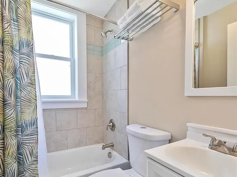 1st Floor full bathroom