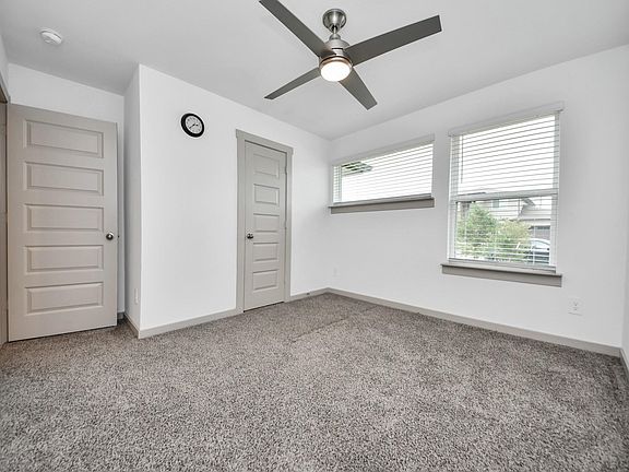 4th image of 1118 Hyde Lake Ln