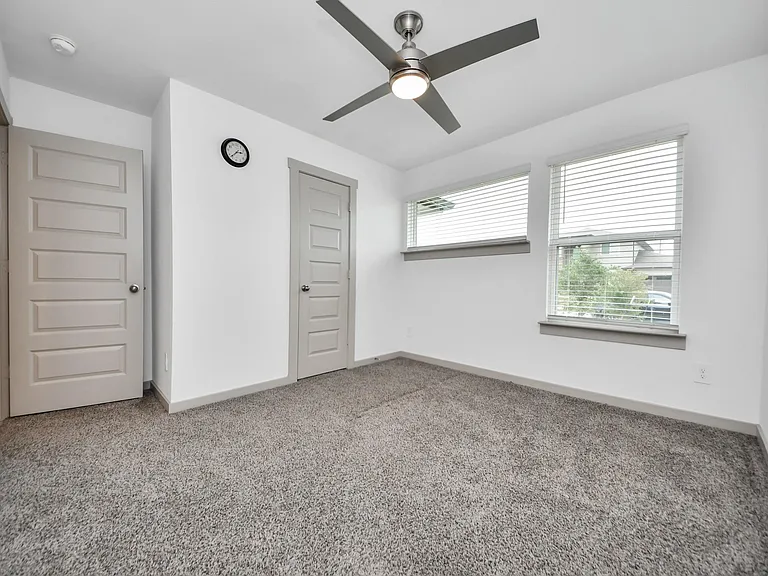 1118 Hyde Lake Ln — Photo 4