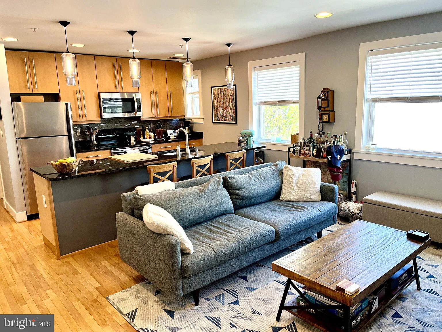 Columbia Square Condominium — Photo 4