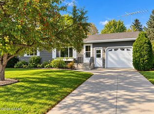 1023 N 7th St, Warren, MN 56762