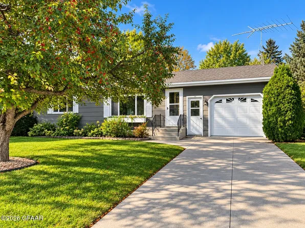 1023 N 7th St, Warren, MN 56762