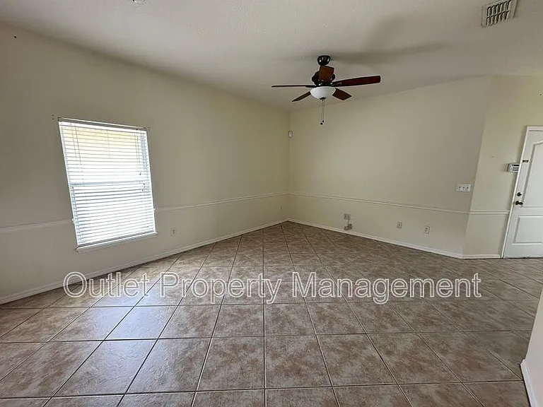 4749 Waterside Pointe Cir — Photo 4