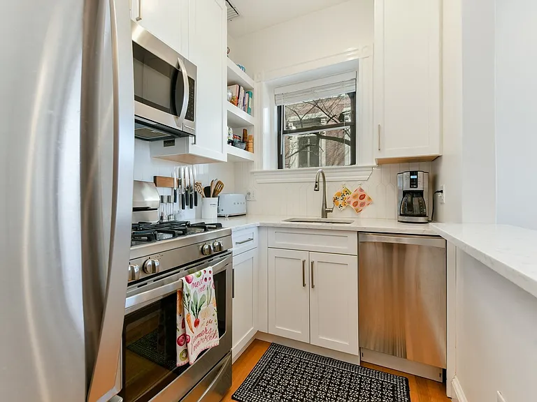 529 E Broadway #4 — Photo 8