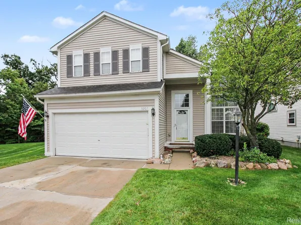 5207 Sandalwood Cir, Grand Blanc, MI 48439